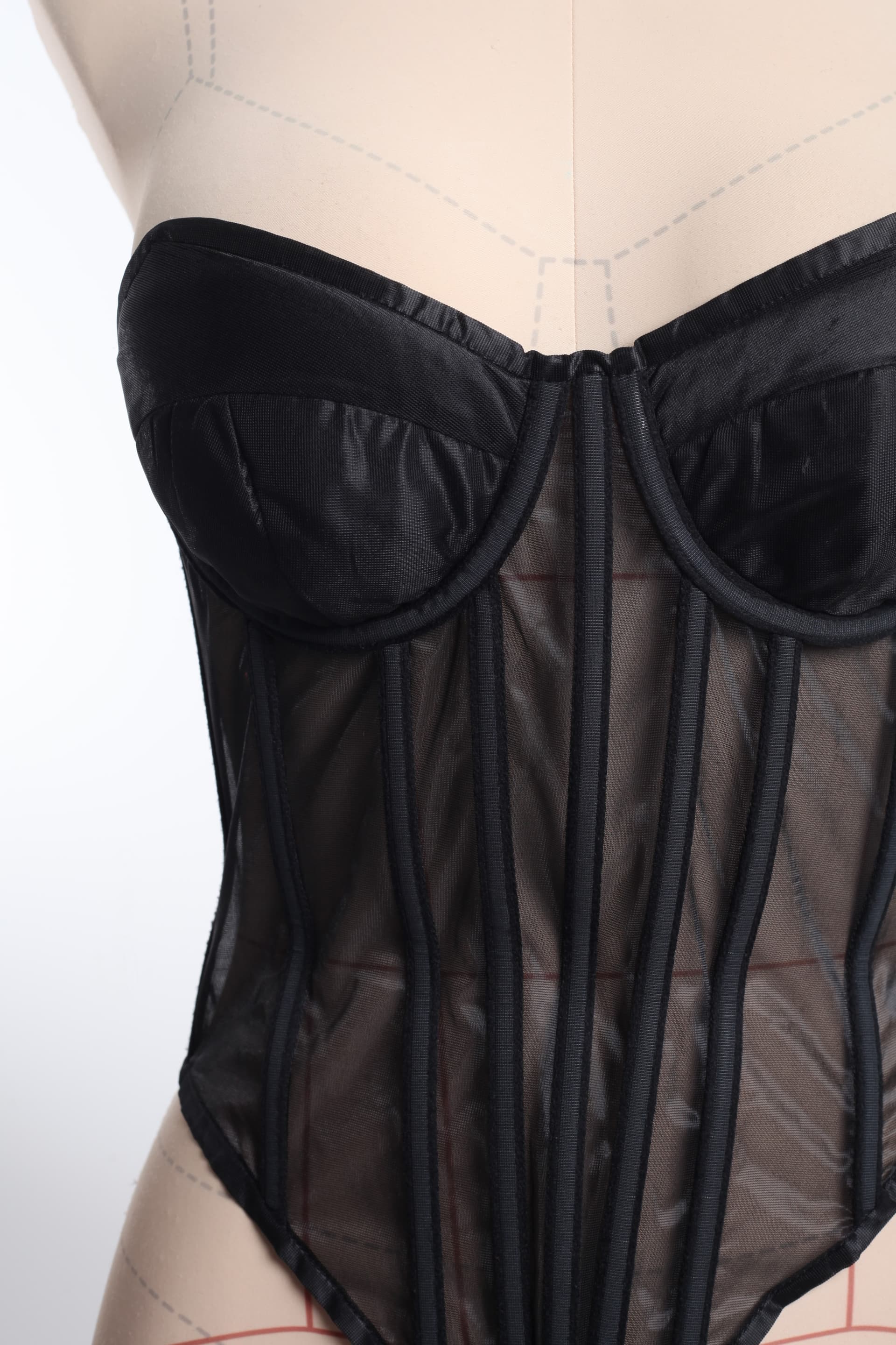 Корсет черный с чашками из корсетной сетки — ракурс 2