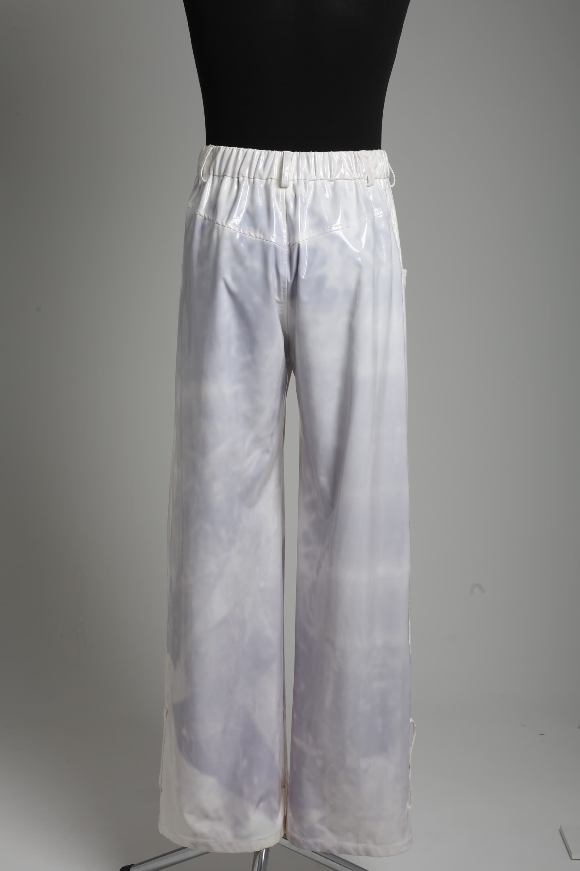 Брюки-палаццо мужские белые с разводами из латекса — ракурс 4